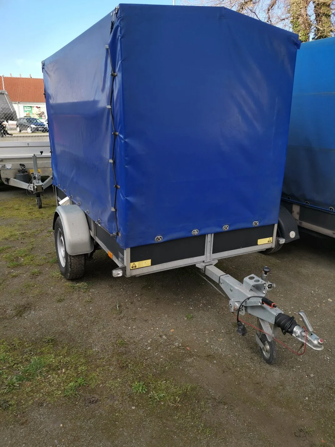 Planenanhänger bei Möbelwert Burg